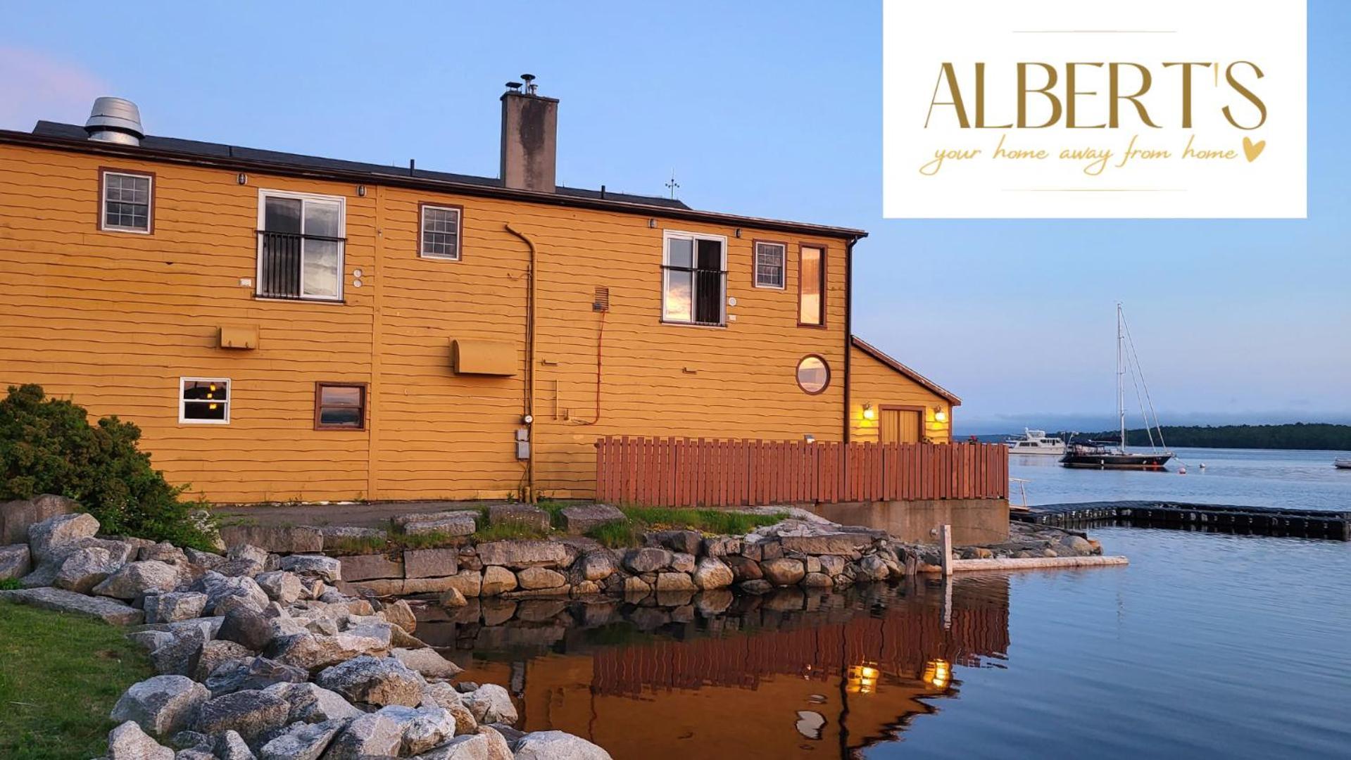 Albert'S Shelburne Exterior photo