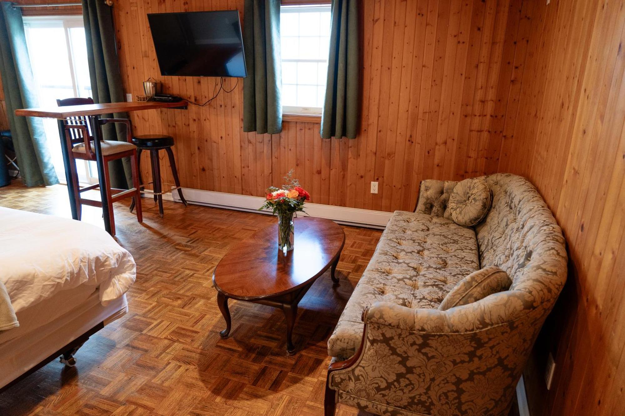 Albert'S Shelburne Exterior photo